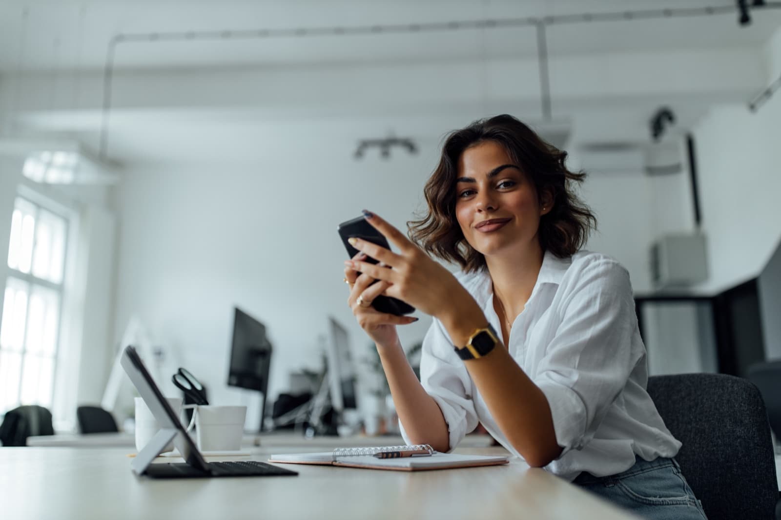 Mulher sorrindo trabalhando em escritório moderno